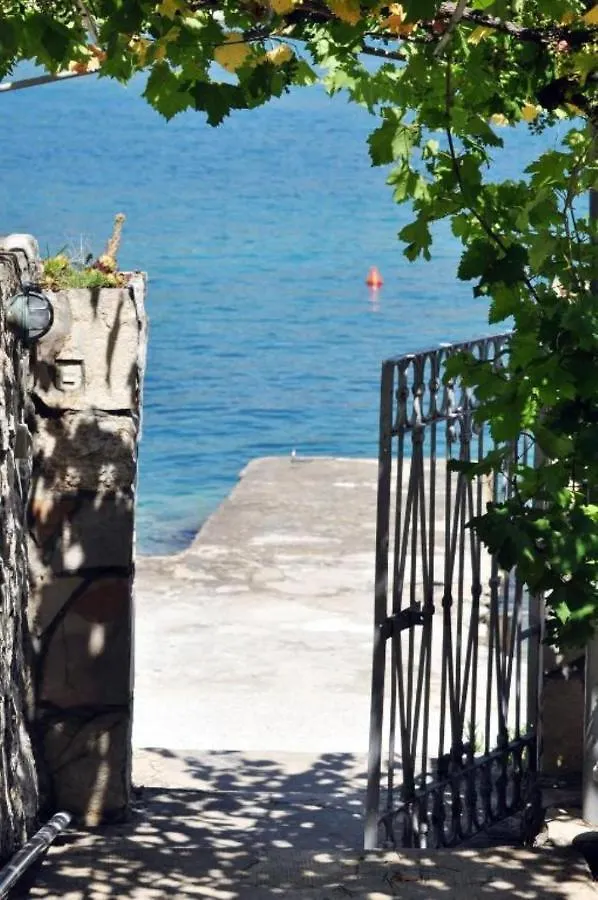 Two Room Apartment On The Beach-Zoranka Seget Vranjica Croatia